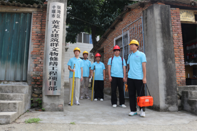 [湖北高校思政网] 守护古建,共筑未来--“砼心筑梦”火焰蓝志愿服务队深入黄龙古镇开展暑期“三下乡”社会实践